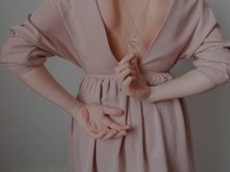 rosafarbenes-langarmeliges-damenkleid-mit-offenem-rucken-UBxoB_W4F3c