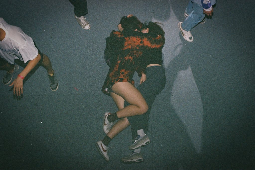 rot-schwarzes-damen-langarmhemd-oT7LSYk6Ok4