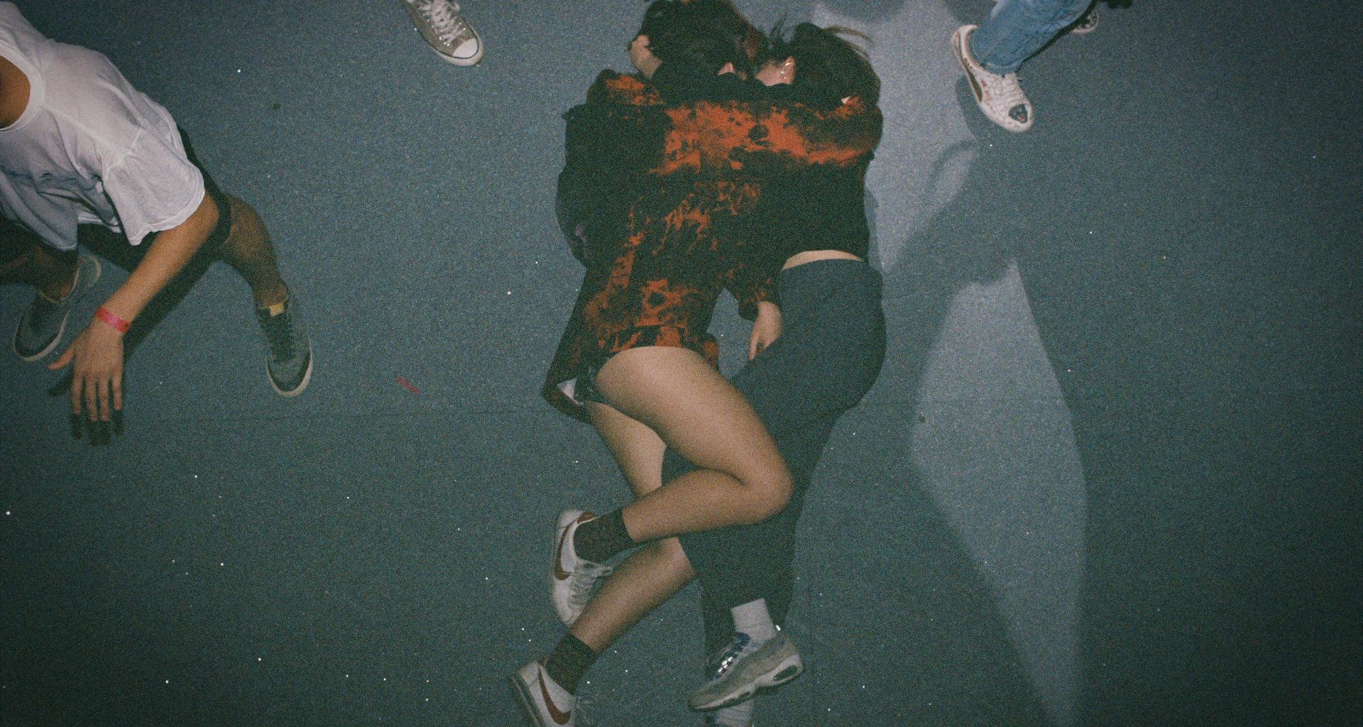 rot-schwarzes-damen-langarmhemd-oT7LSYk6Ok4