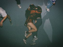 rot-schwarzes-damen-langarmhemd-oT7LSYk6Ok4