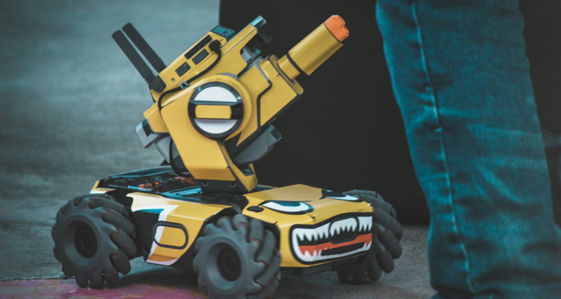 gelbes-und-schwarzes-4-radriges-roboterfahrzeug-spielzeug-j2ExxxnN_w8