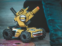 gelbes-und-schwarzes-4-radriges-roboterfahrzeug-spielzeug-j2ExxxnN_w8