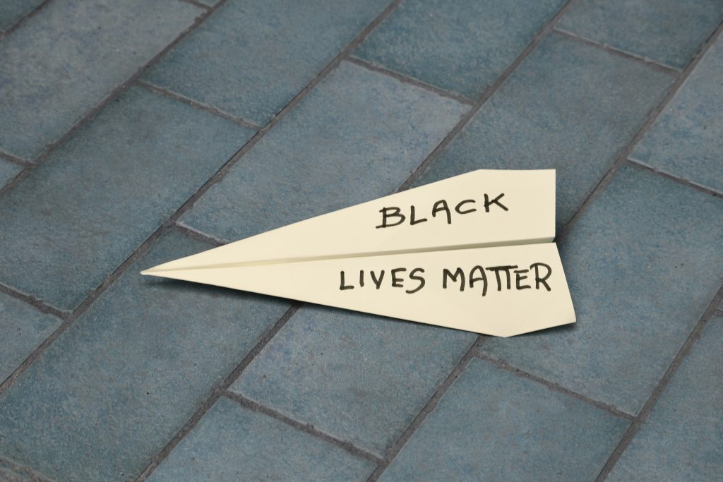 gelbes-und-schwarzes-rauchverbotsschild-CWO2pj4W6f0