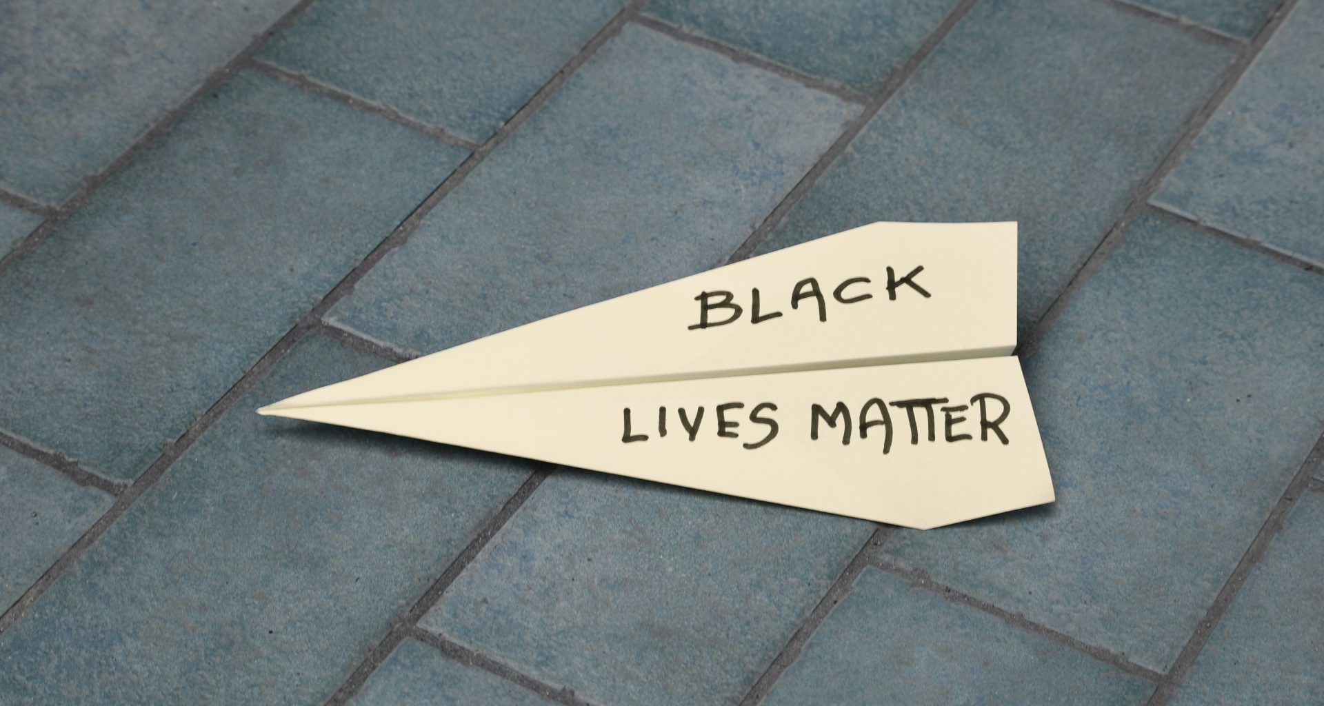 gelbes-und-schwarzes-rauchverbotsschild-CWO2pj4W6f0