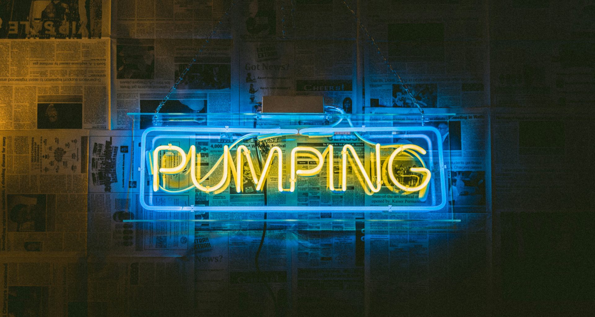 gelb-und-schwarz-pumpende-neonreklame-p2qV59YpdfU