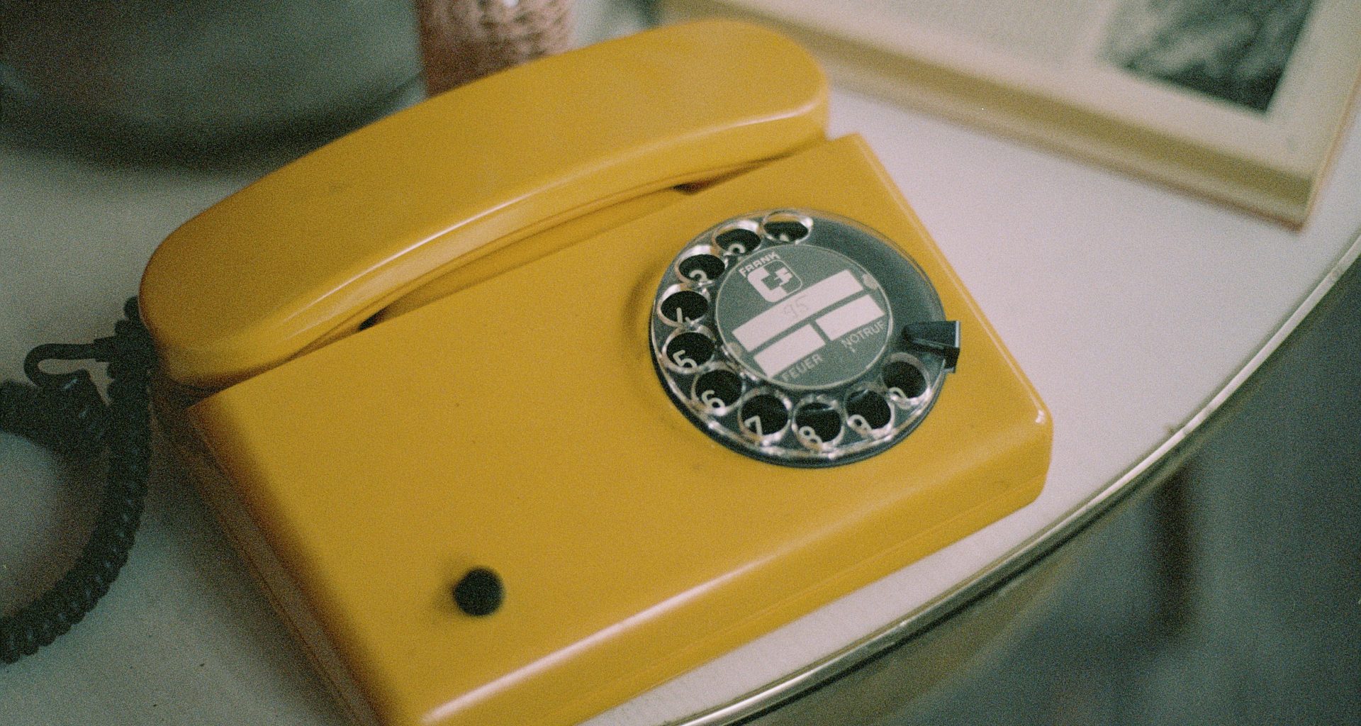 gelb-silbernes-wahlscheibentelefon-BGq8mTlzL6g