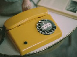 gelb-silbernes-wahlscheibentelefon-BGq8mTlzL6g