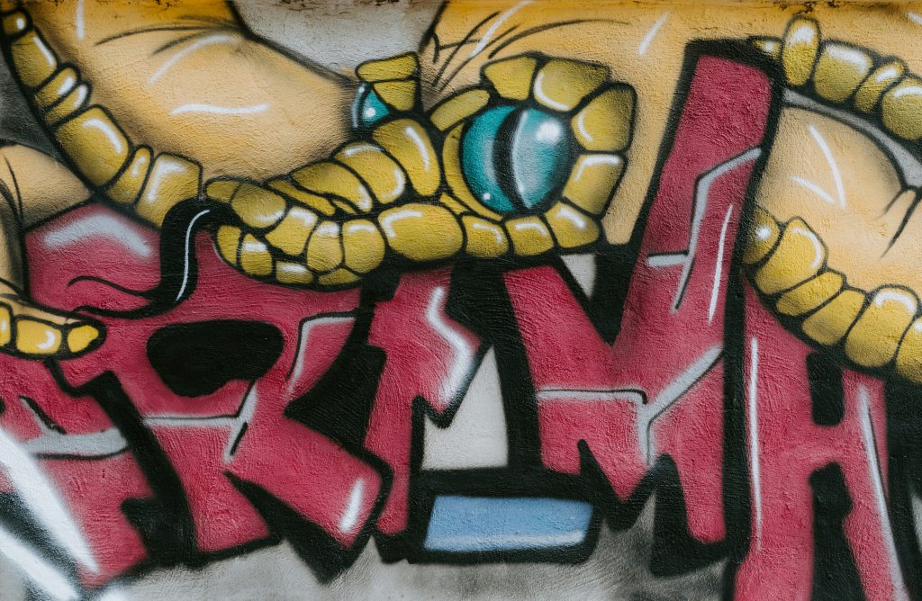 gelber-roter-und-blauer-vogel-zeichentrickfigur-XDQX98VnNYU