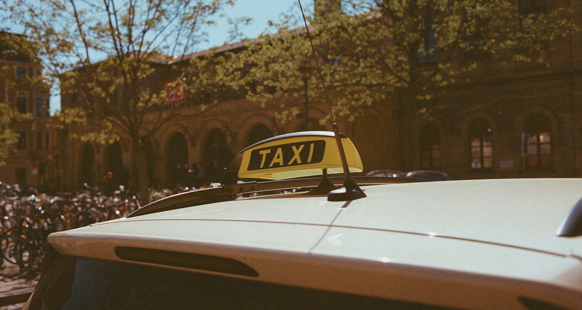 gelbes-taxi-tagsuber-auf-der-strasse-K0tn_5tYYpg
