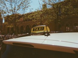 gelbes-taxi-tagsuber-auf-der-strasse-K0tn_5tYYpg