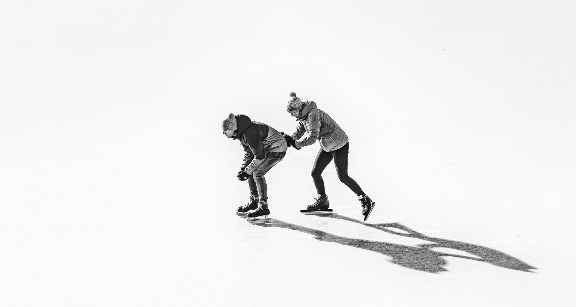 2-manner-spielen-skateboard-auf-weissem-schneebedecktem-boden-_FjIWDrtfmU