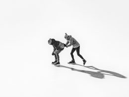 2-manner-spielen-skateboard-auf-weissem-schneebedecktem-boden-_FjIWDrtfmU