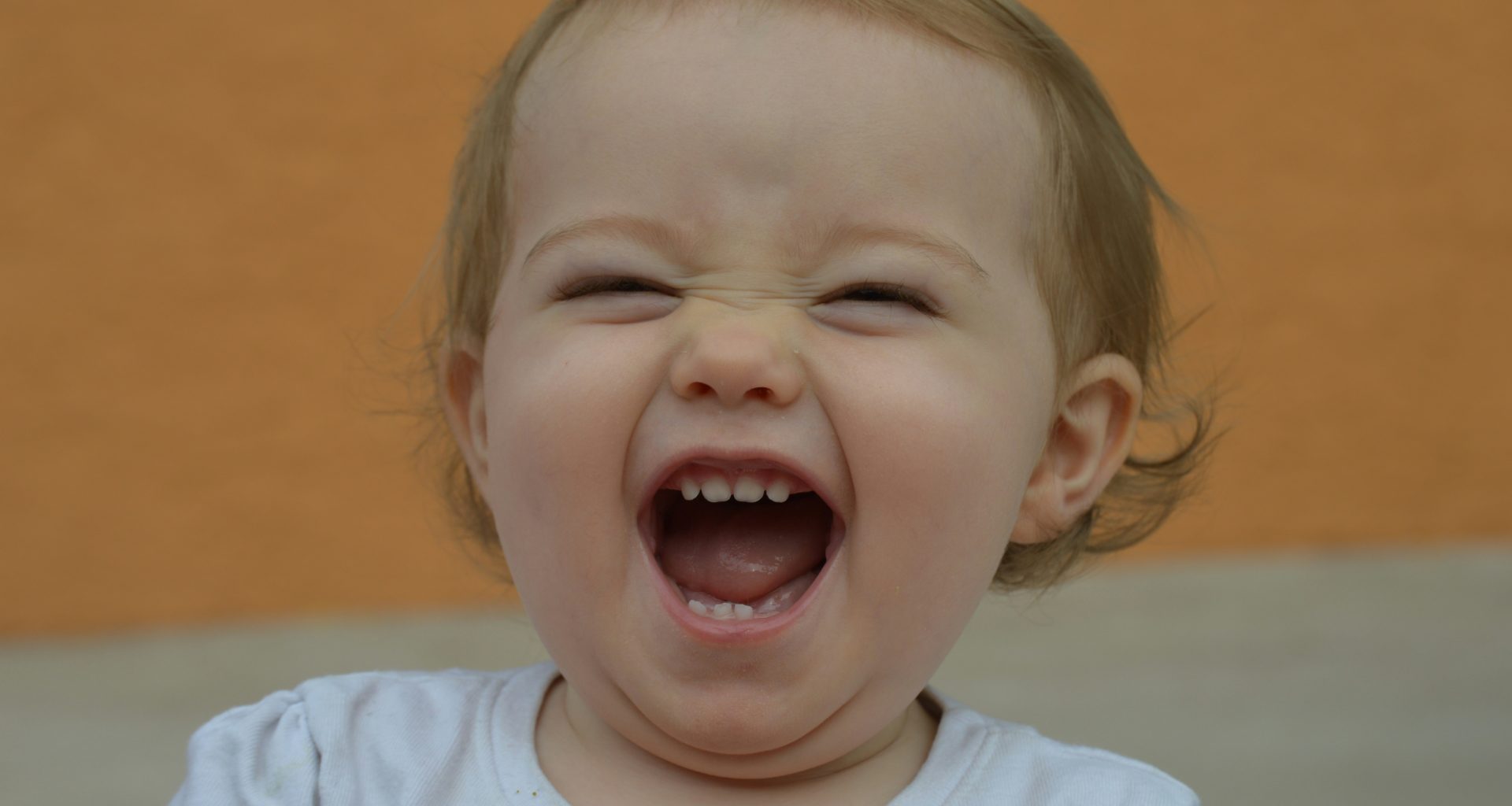 ein-baby-das-mit-offenem-mund-weint-T3fmrV2gqbQ