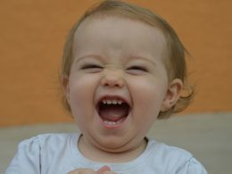 ein-baby-das-mit-offenem-mund-weint-T3fmrV2gqbQ