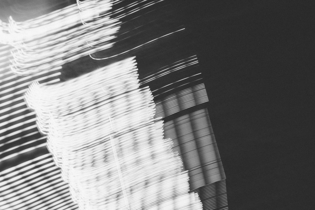 ein-schwarz-weiss-foto-eines-gebaudes-AvkqfLjwEZs