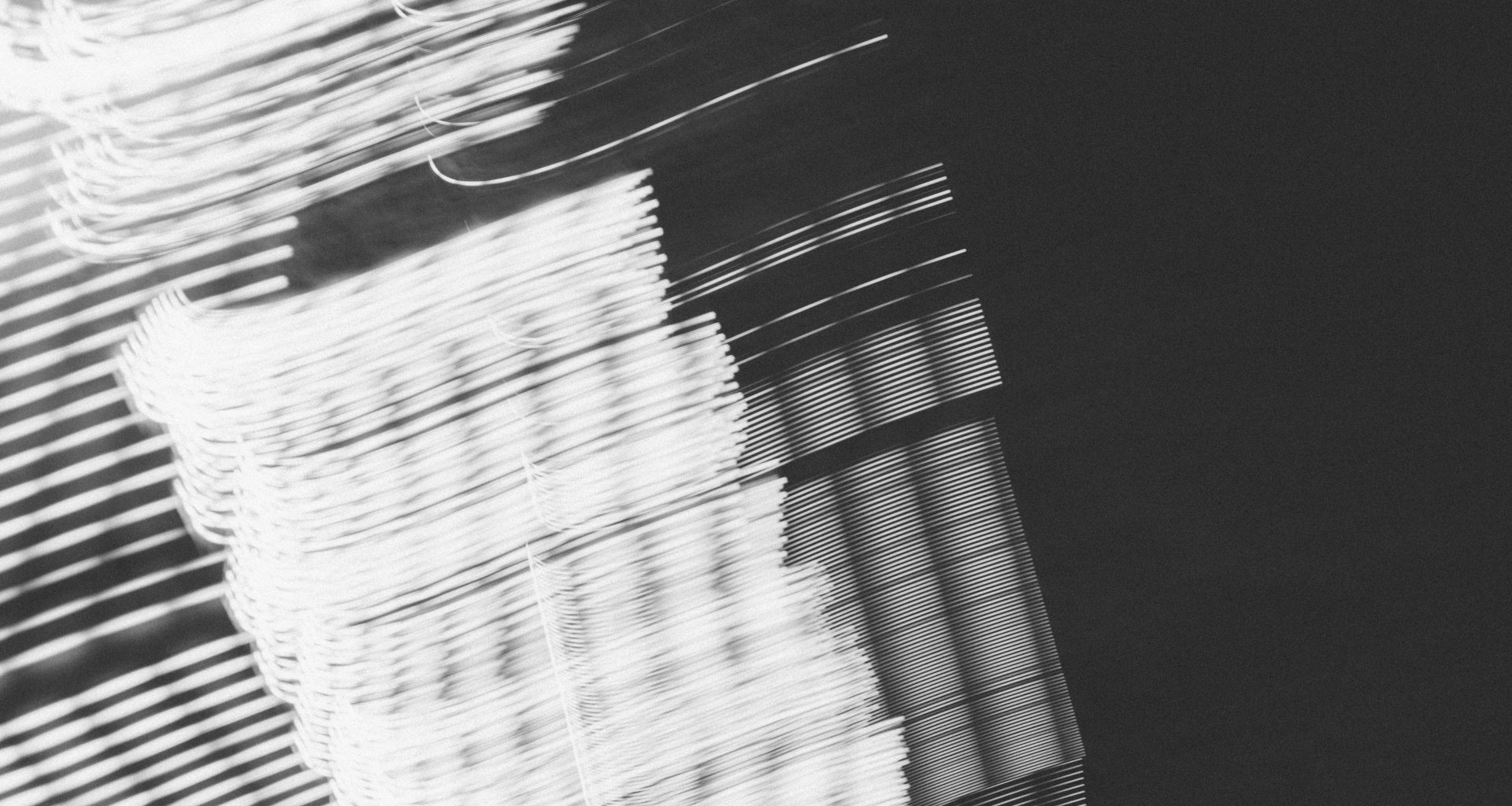 ein-schwarz-weiss-foto-eines-gebaudes-AvkqfLjwEZs