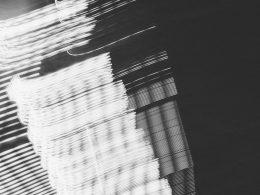 ein-schwarz-weiss-foto-eines-gebaudes-AvkqfLjwEZs