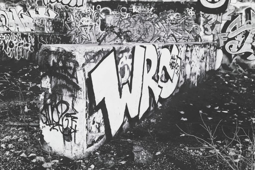 ein-schwarz-weiss-foto-eines-gebaudes-mit-graffiti-darauf-EXta-3b-h4g