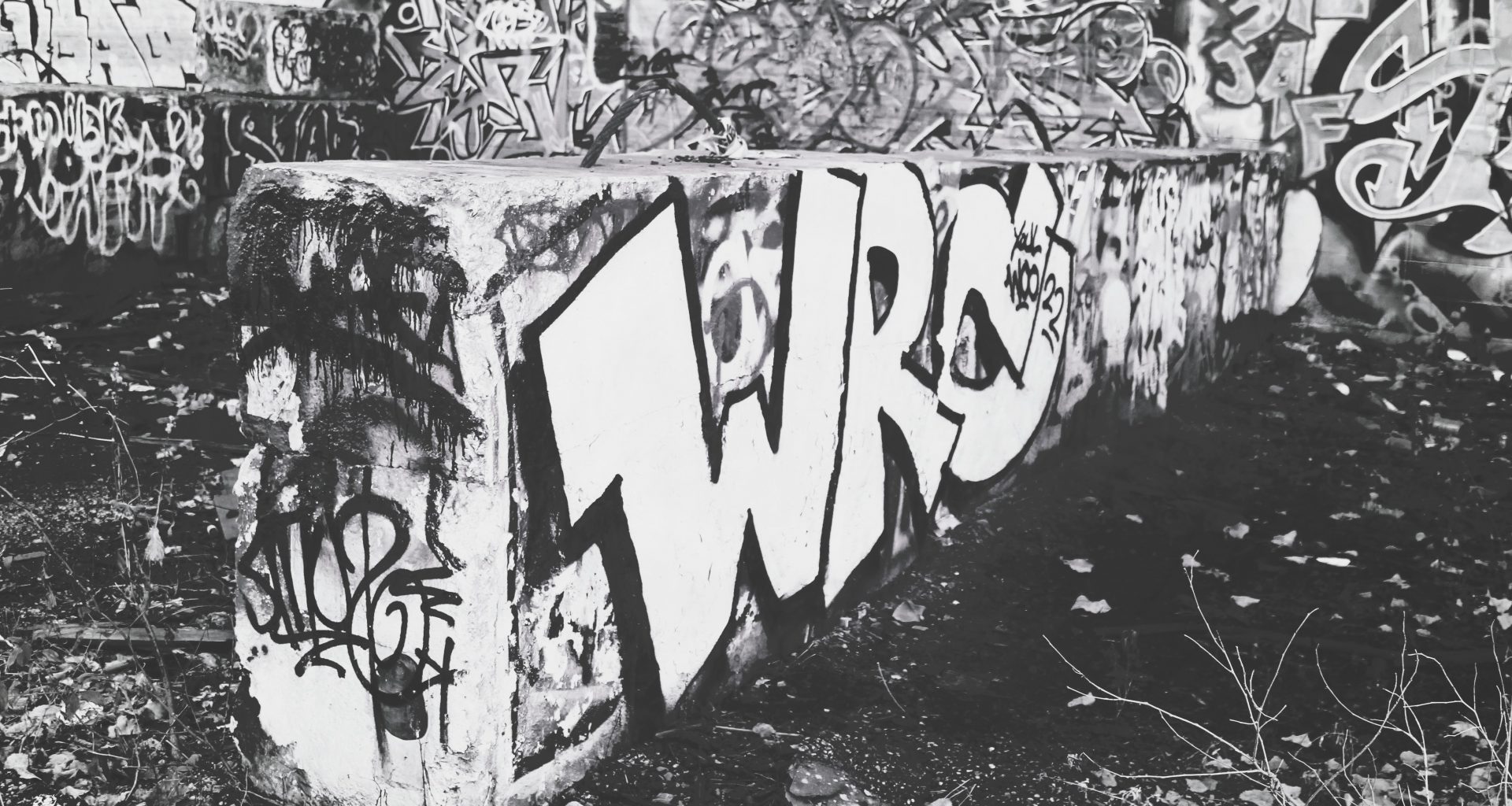 ein-schwarz-weiss-foto-eines-gebaudes-mit-graffiti-darauf-EXta-3b-h4g