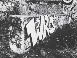 ein-schwarz-weiss-foto-eines-gebaudes-mit-graffiti-darauf-EXta-3b-h4g