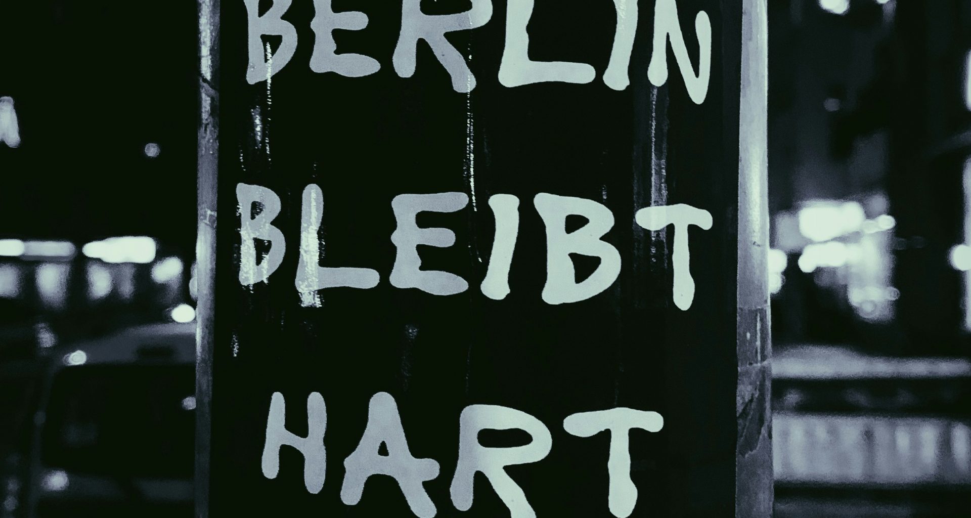 ein-schwarz-weiss-foto-eines-schildes-an-einer-stange--cugkW5SutM