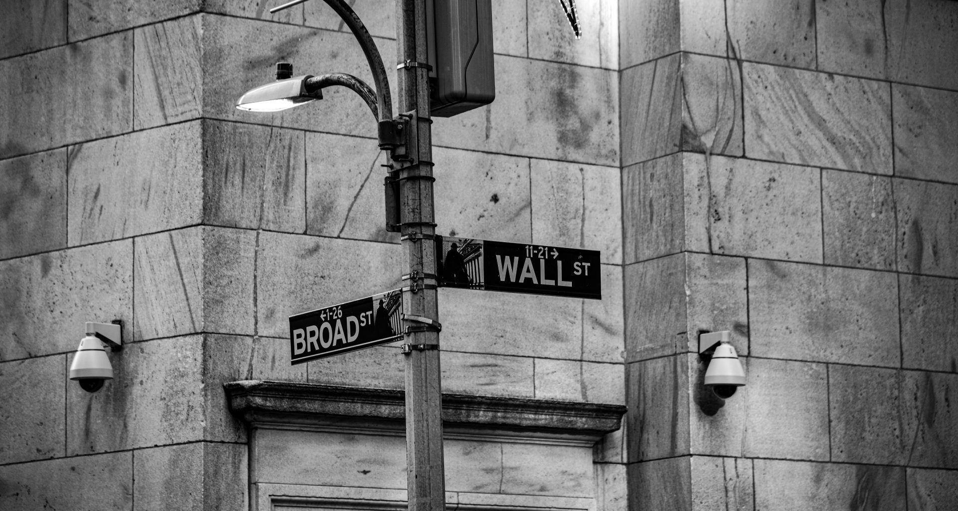 ein-schwarz-weiss-foto-eines-strassenschildes-o40m9hf2lB4