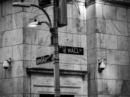 ein-schwarz-weiss-foto-eines-strassenschildes-o40m9hf2lB4