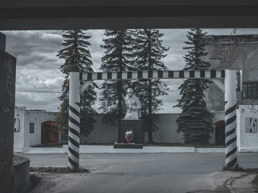 ein-schwarz-weiss-foto-einer-strasse-mit-baumen-cLR7kxiekRM