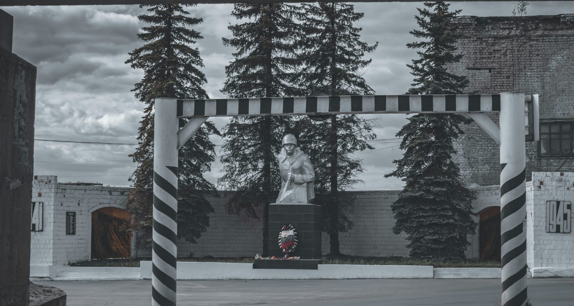 ein-schwarz-weiss-foto-einer-strasse-mit-baumen-cLR7kxiekRM