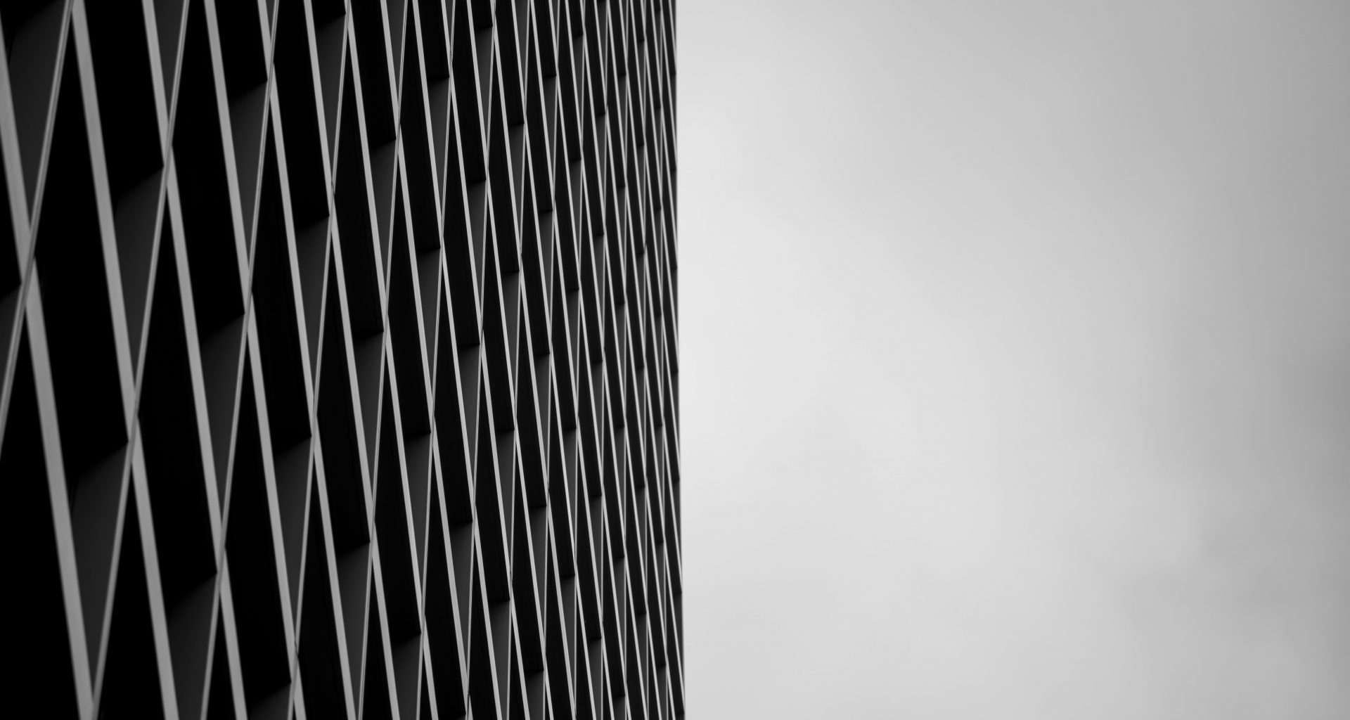 ein-schwarz-weiss-foto-eines-hohen-gebaudes-WJ6S61v3mwI