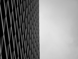 ein-schwarz-weiss-foto-eines-hohen-gebaudes-WJ6S61v3mwI