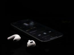 ein-schwarzes-handy-und-kopfhorer-auf-einem-tisch-Y-kBRcAhVeA