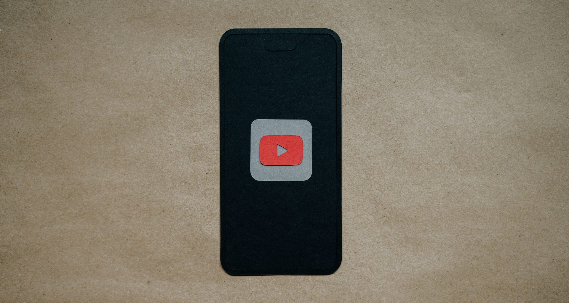 ein-schwarzes-handy-mit-rotem-youtube-logo-darauf-2tWQyzs9M20