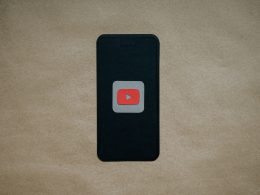 ein-schwarzes-handy-mit-rotem-youtube-logo-darauf-2tWQyzs9M20