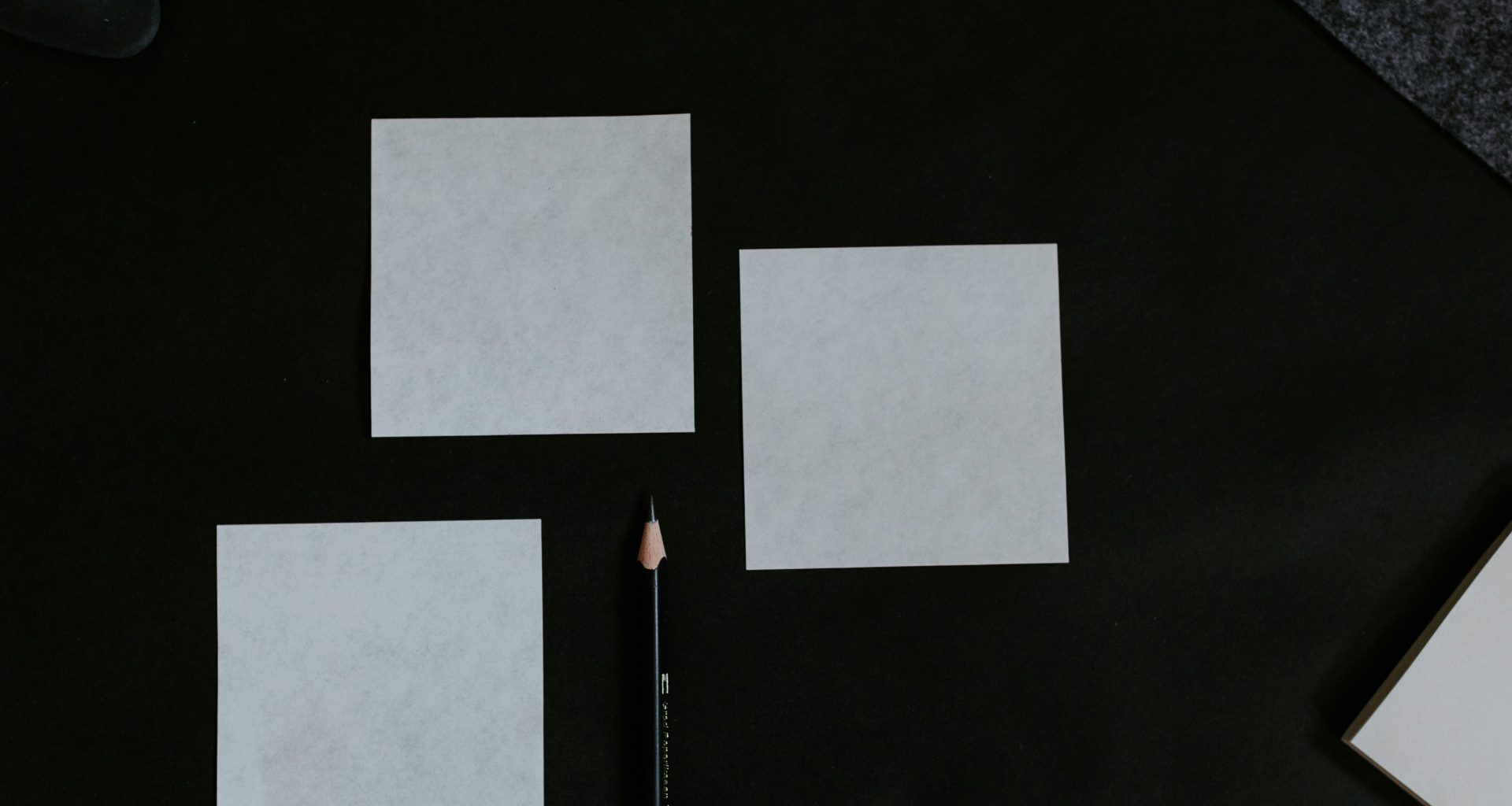 ein-schwarzer-tisch-mit-bleistift-und-papier--xufIYaGu-Y