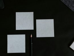 ein-schwarzer-tisch-mit-bleistift-und-papier--xufIYaGu-Y