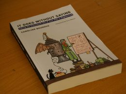 ein-buch-das-auf-einem-holztisch-sitzt-y0Kbug5sNl4