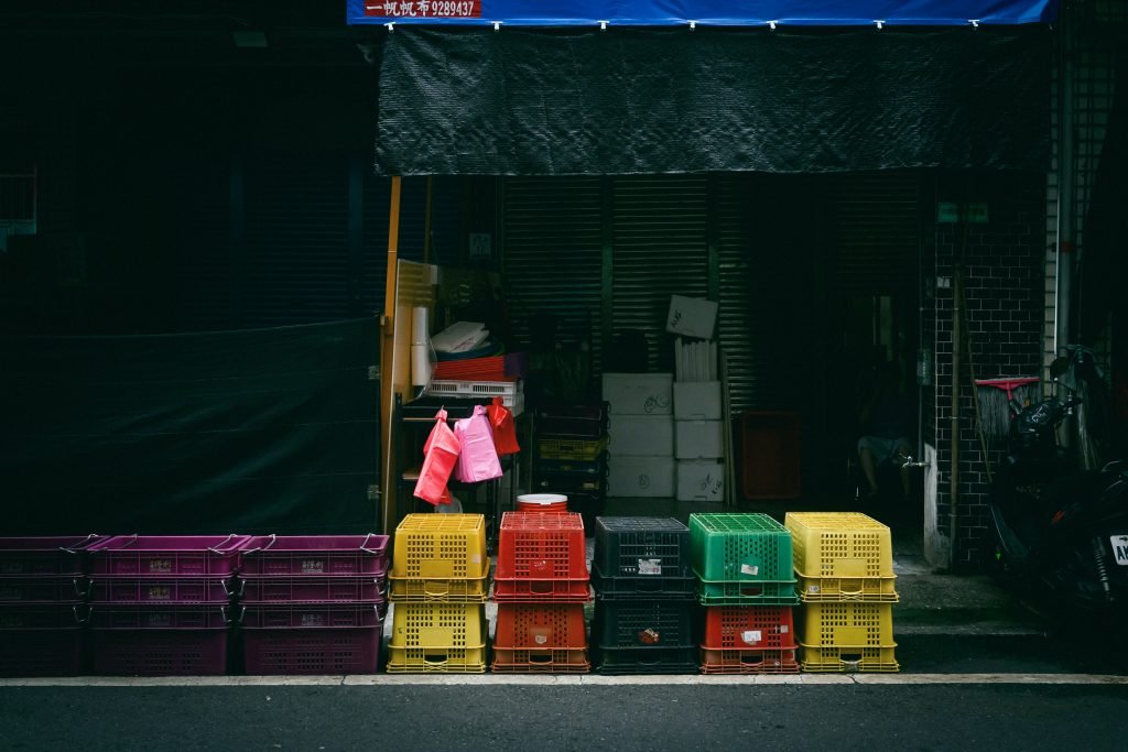 ein-haufen-kisten-die-vor-einem-gebaude-stehen-HGPqg2jroXU