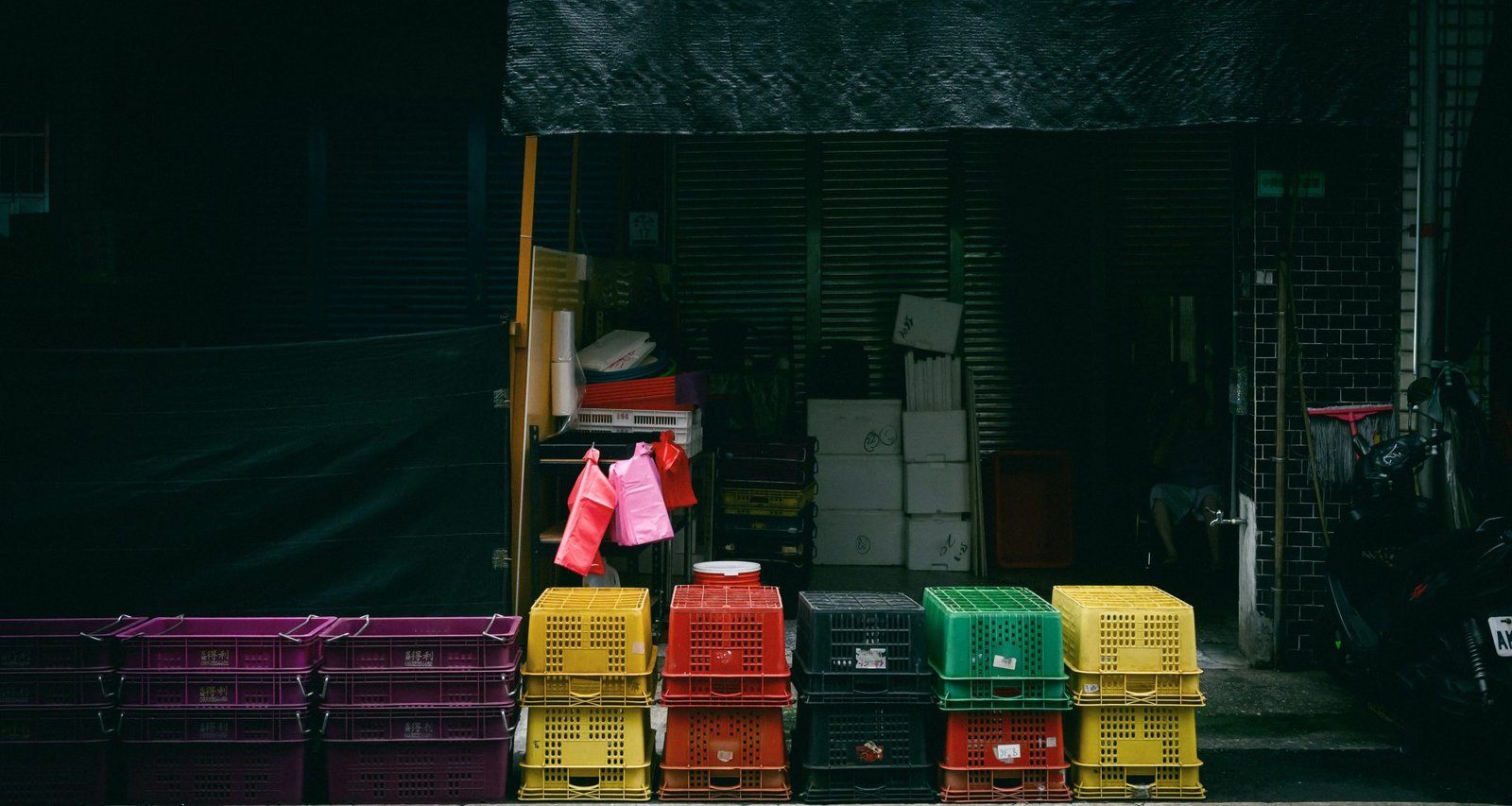 ein-haufen-kisten-die-vor-einem-gebaude-stehen-HGPqg2jroXU