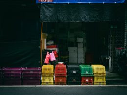 ein-haufen-kisten-die-vor-einem-gebaude-stehen-HGPqg2jroXU