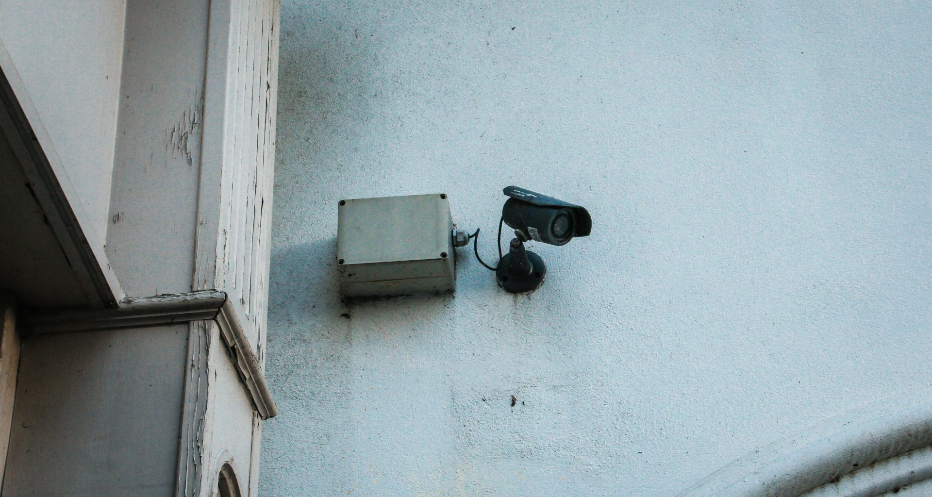eine-kamera-an-der-wand-lx2zvSnVTFo
