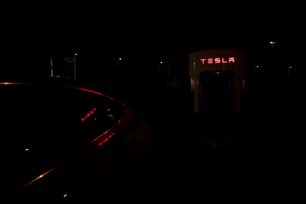 ein-auto-mit-eingeschaltetem-licht-hYoUT7R84aA