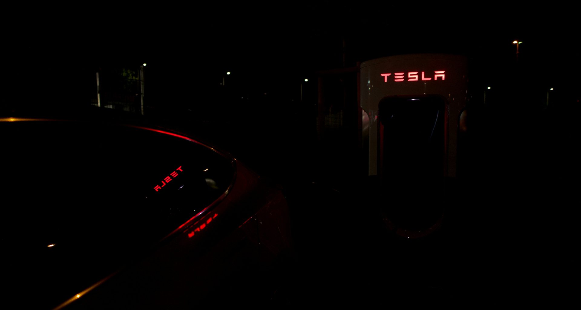 ein-auto-mit-eingeschaltetem-licht-hYoUT7R84aA