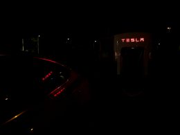 ein-auto-mit-eingeschaltetem-licht-hYoUT7R84aA