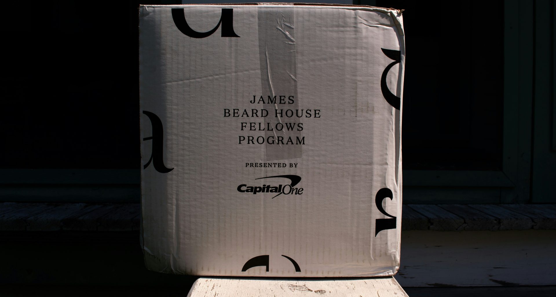 ein-pappkarton-auf-einer-holzbank-OQt1yKY1728