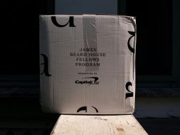 ein-pappkarton-auf-einer-holzbank-OQt1yKY1728