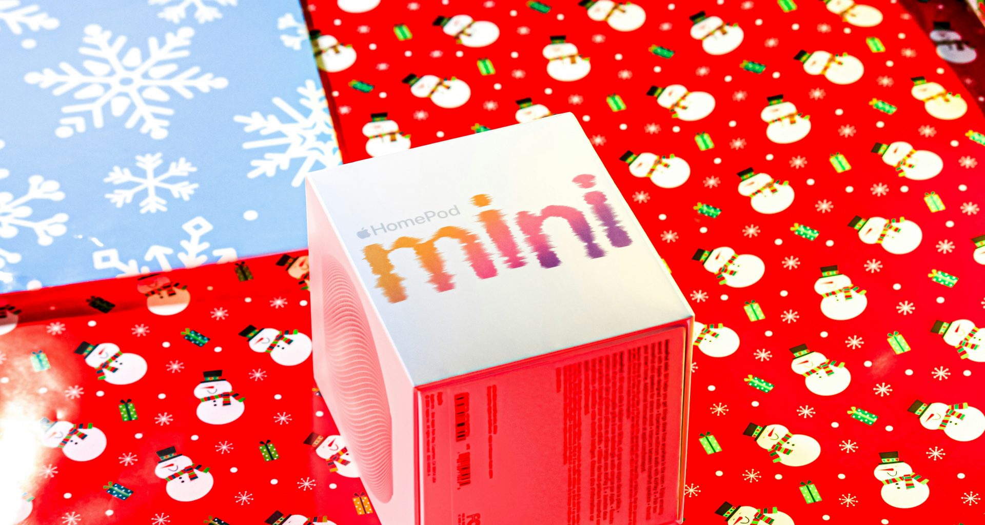 ein-karton-mit-sussigkeiten-auf-einem-mit-geschenkpapier-bedeckten-tisch-nRS4RcpLCto