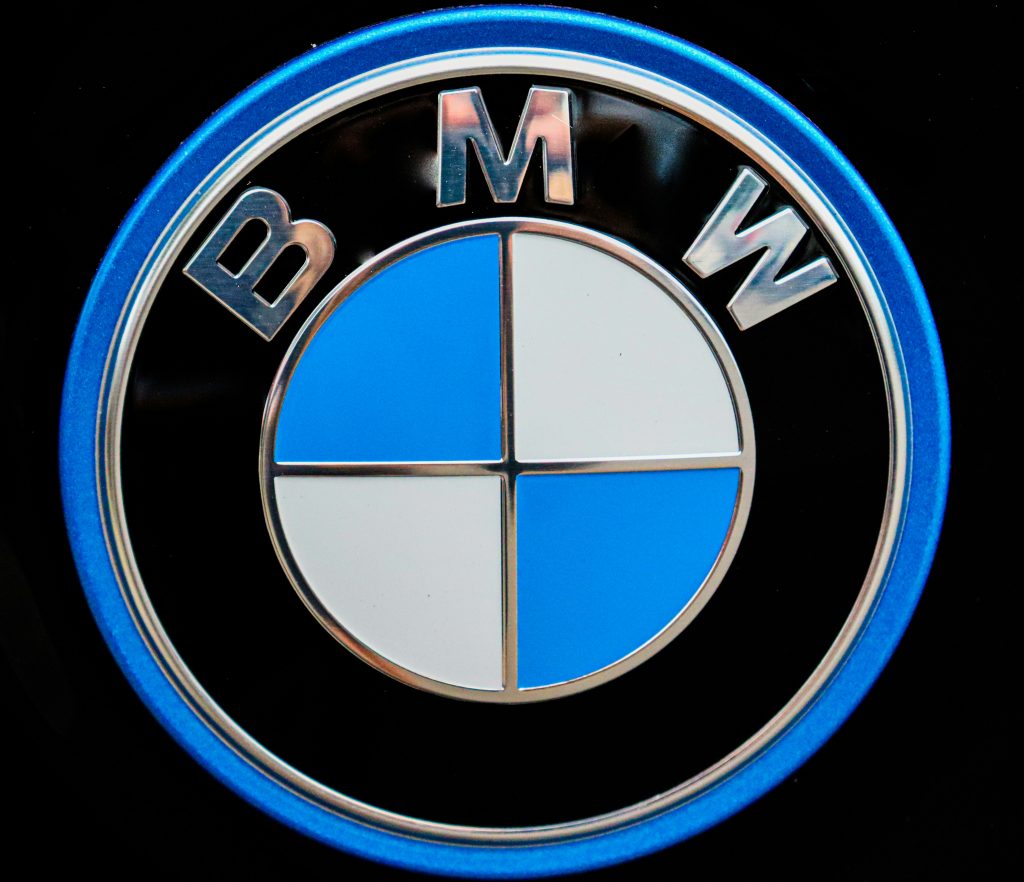 nahaufnahme-eines-bmw-emblems-auf-einem-auto-JdyzTcFffZQ