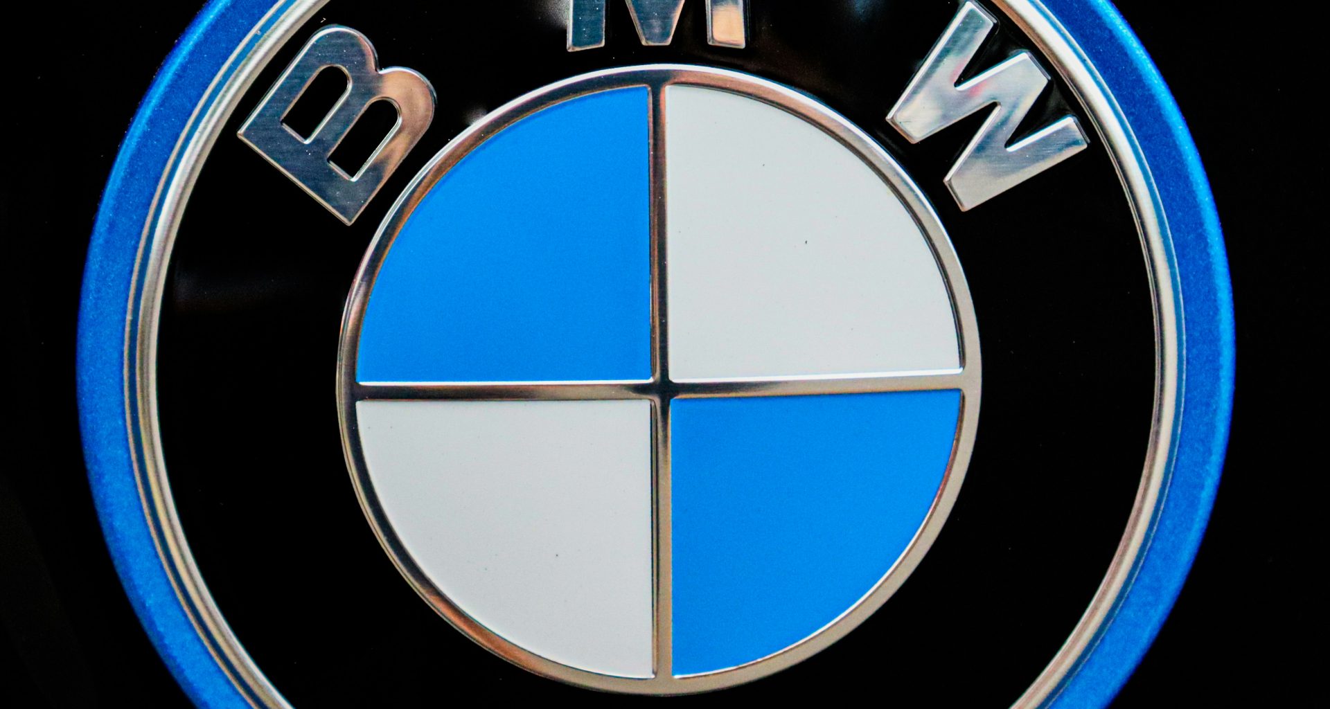 nahaufnahme-eines-bmw-emblems-auf-einem-auto-JdyzTcFffZQ