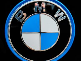 nahaufnahme-eines-bmw-emblems-auf-einem-auto-JdyzTcFffZQ